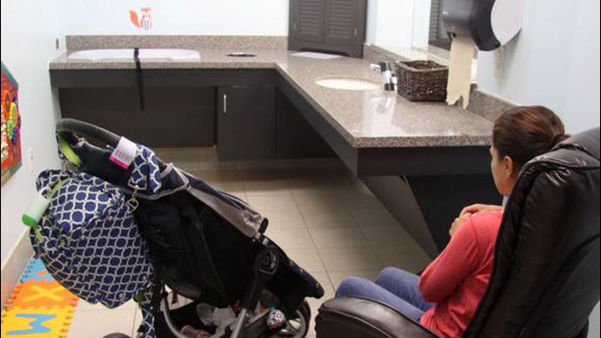 Nursing rooms for breastfeeding moms now required at all major airports