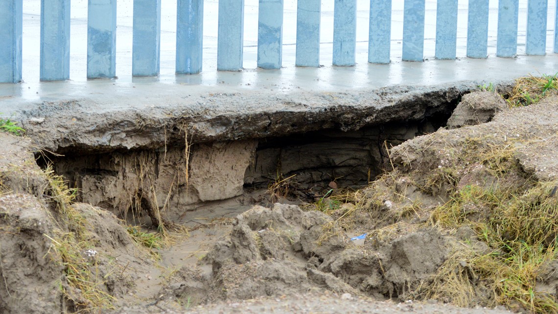 Storm causes erosion at Trump backers' private border wall