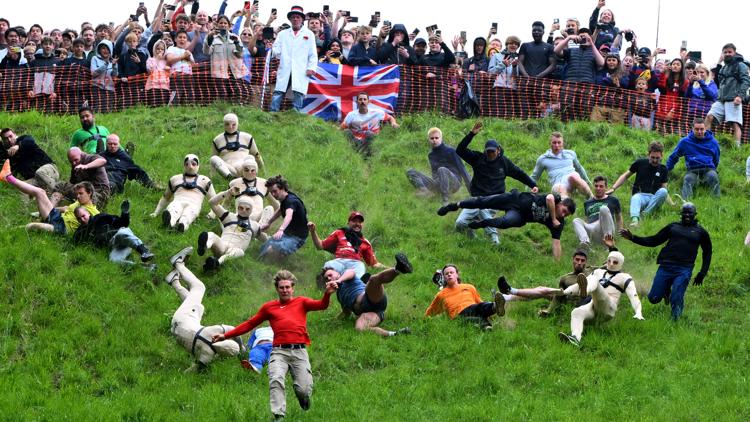 PHOTOS: Cooper's Hill cheese-rolling race returns in 2025 | abc10.com
