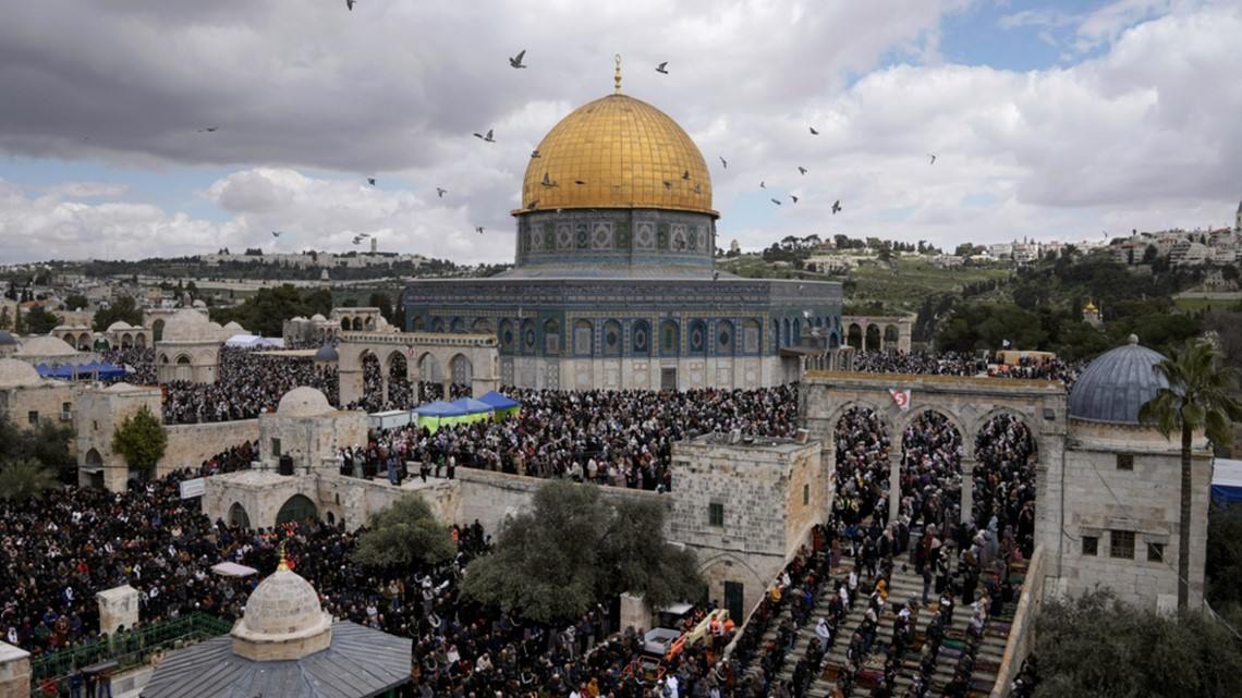 Israeli police raid Jerusalem mosque | abc10.com
