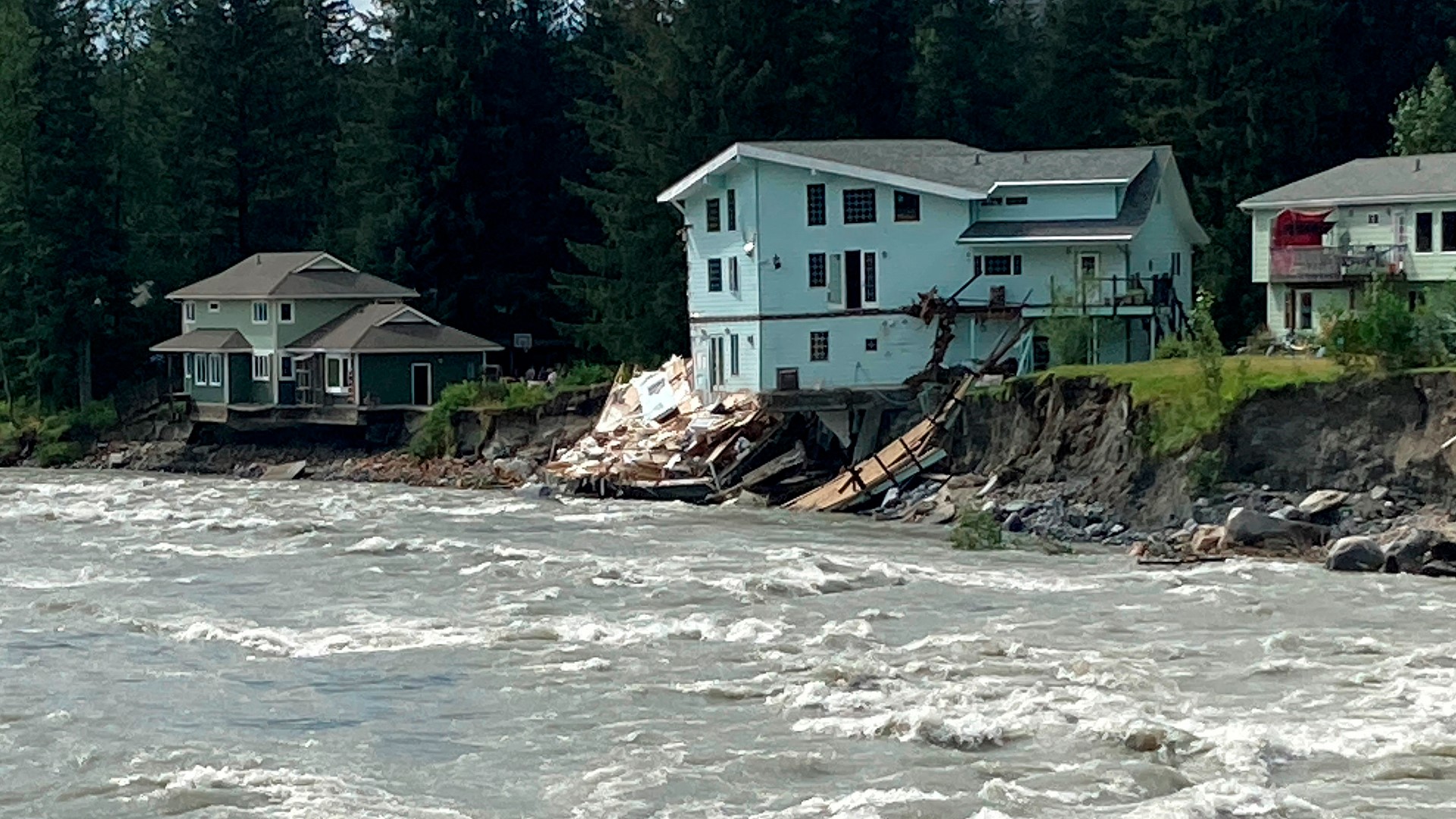 Video Mendenhall River floods in Alaska, causing house collapse