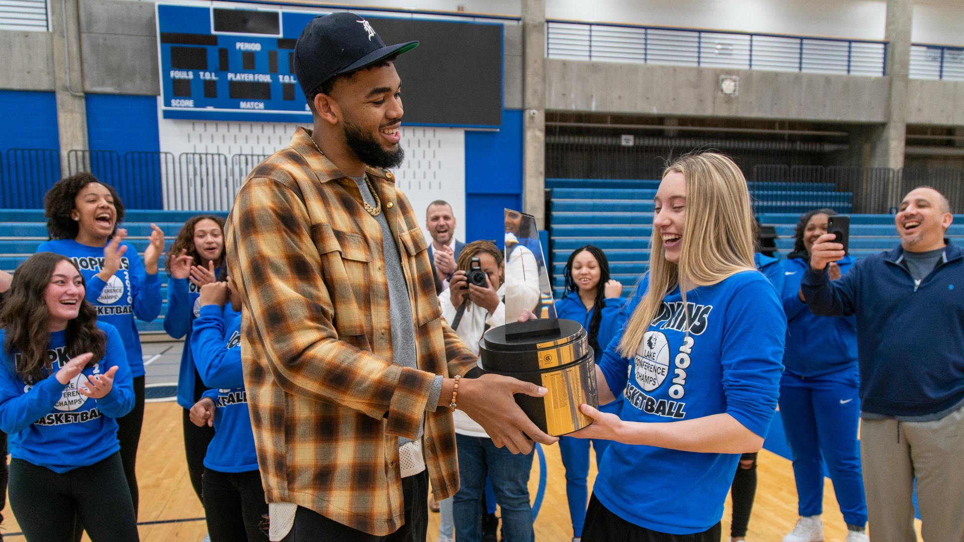 Karl Anthony Towns Gives Hopkins Paige Bueckers Gatorade Award Abc10 Com