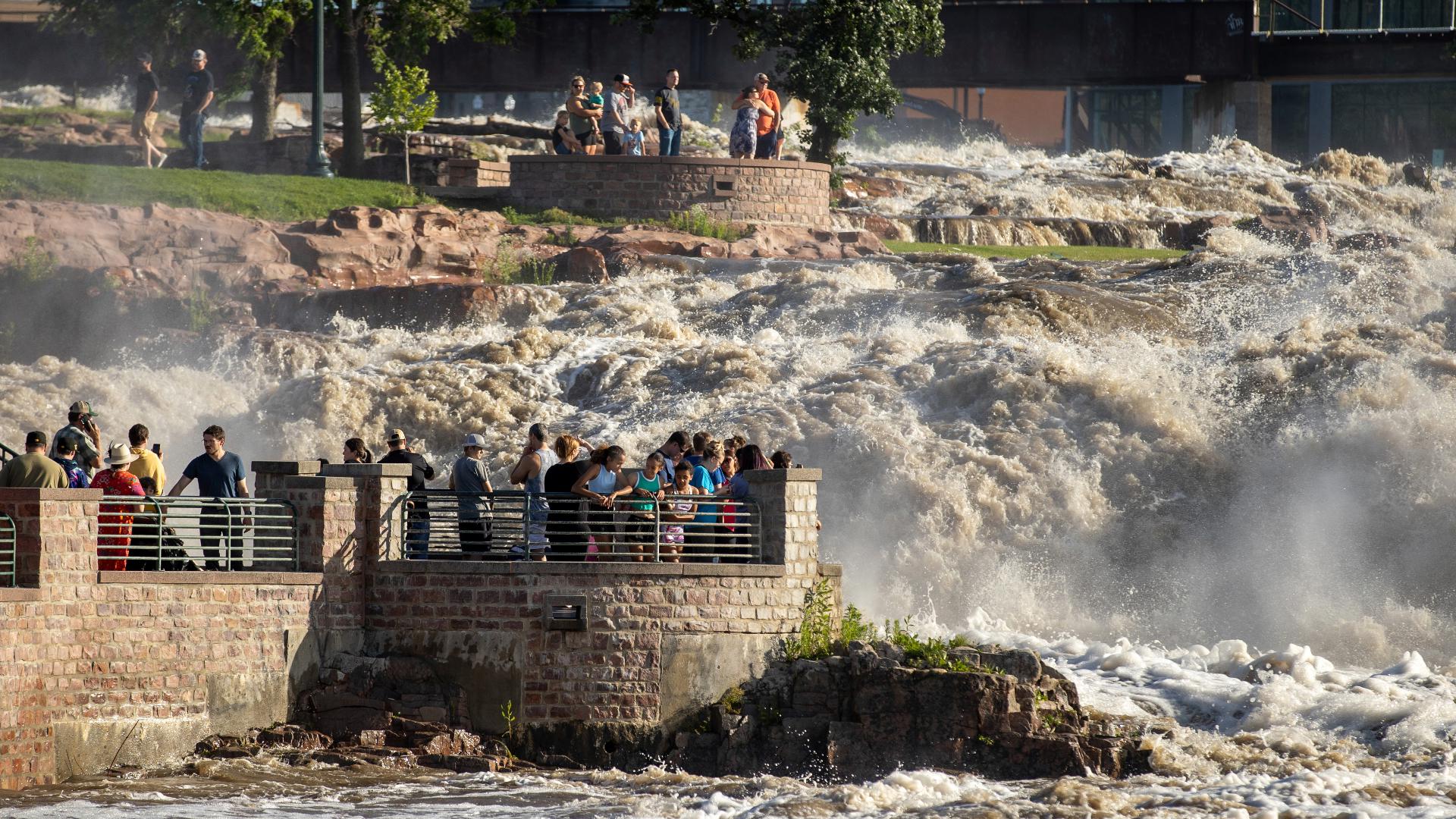 Bridge connecting Iowa and South Dakota collapses | abc10.com