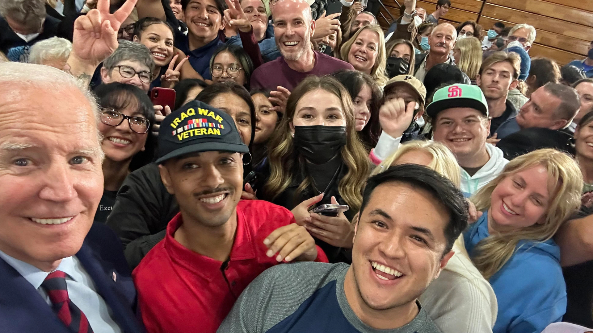 President Biden takes selfie with Iraq war veteran in San Diego | abc10.com