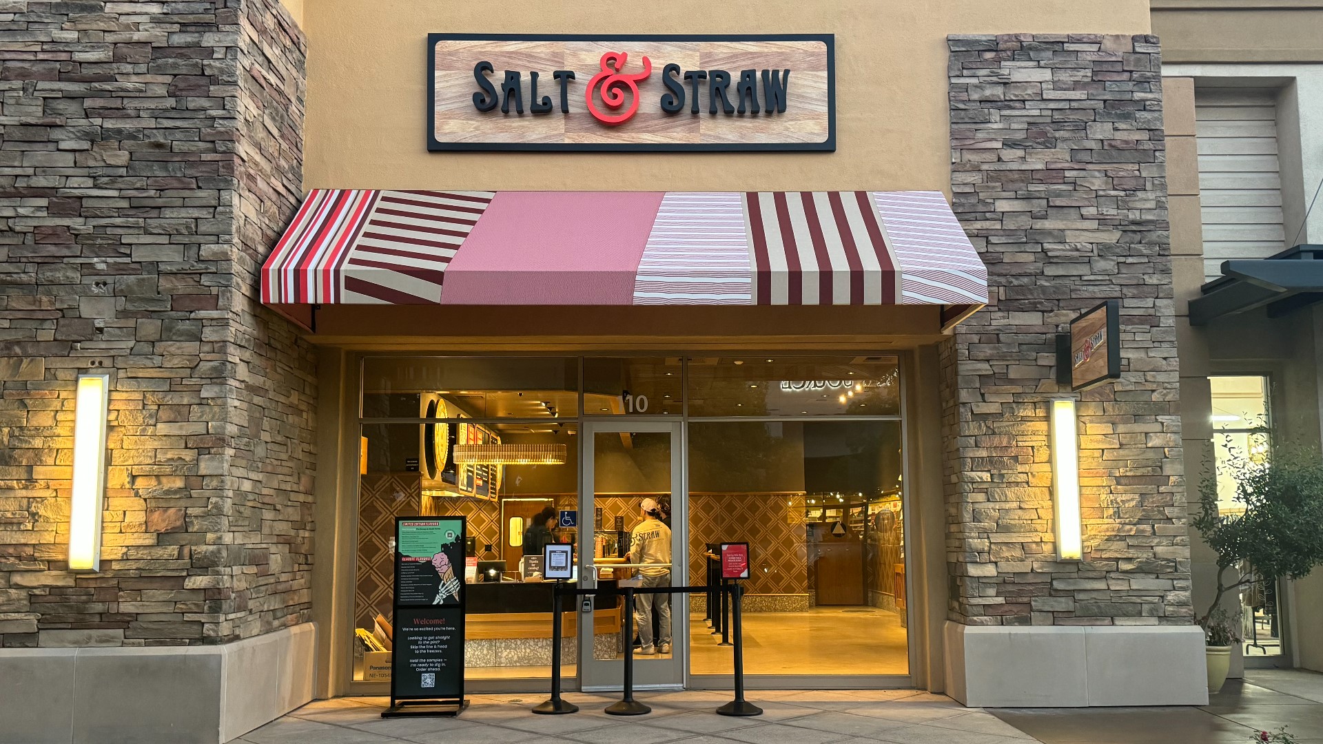 Salt and Straw opening in Roseville Fountains