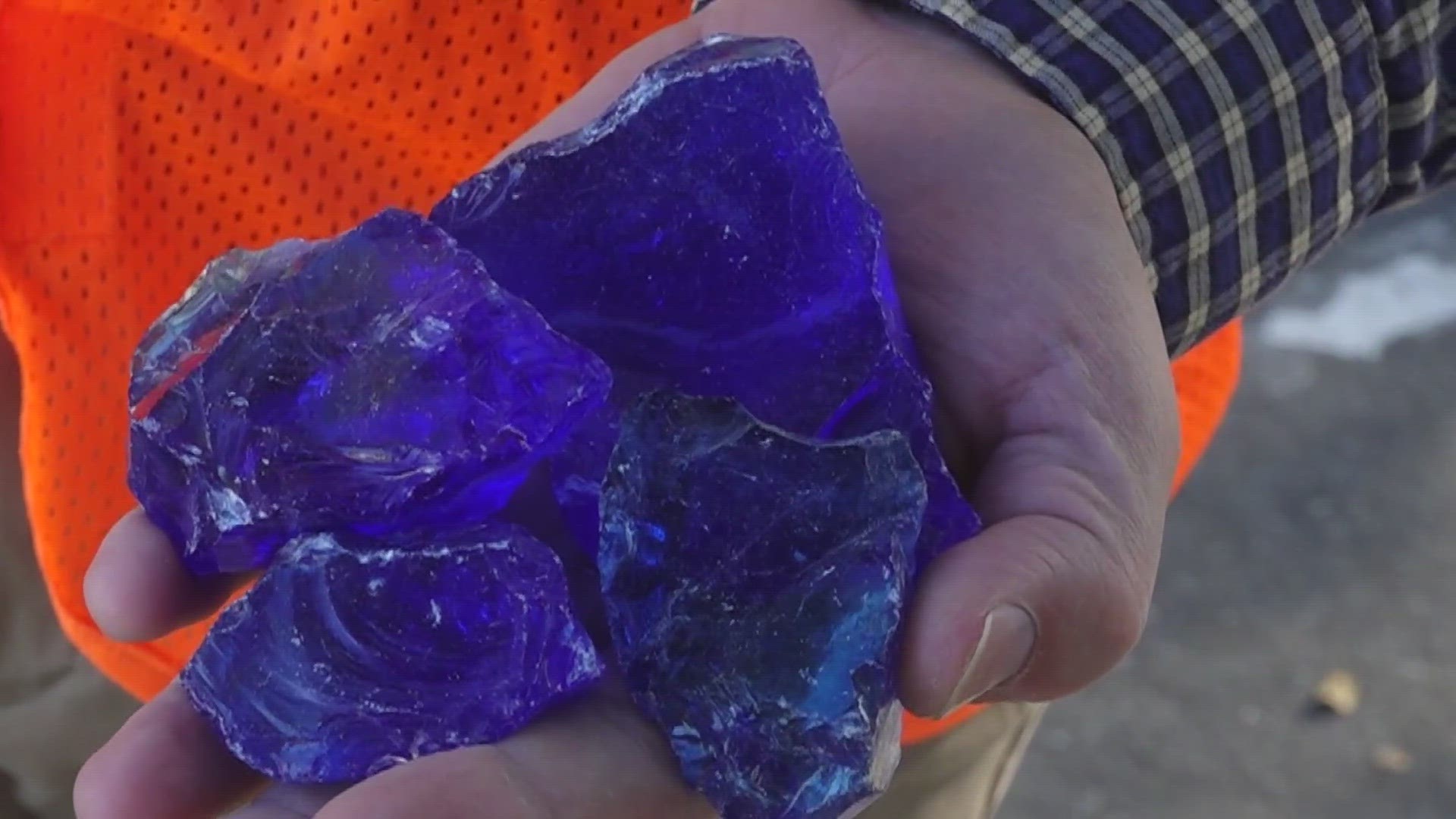 What are the purple rocks along the I-5 boat area in Sacramento?