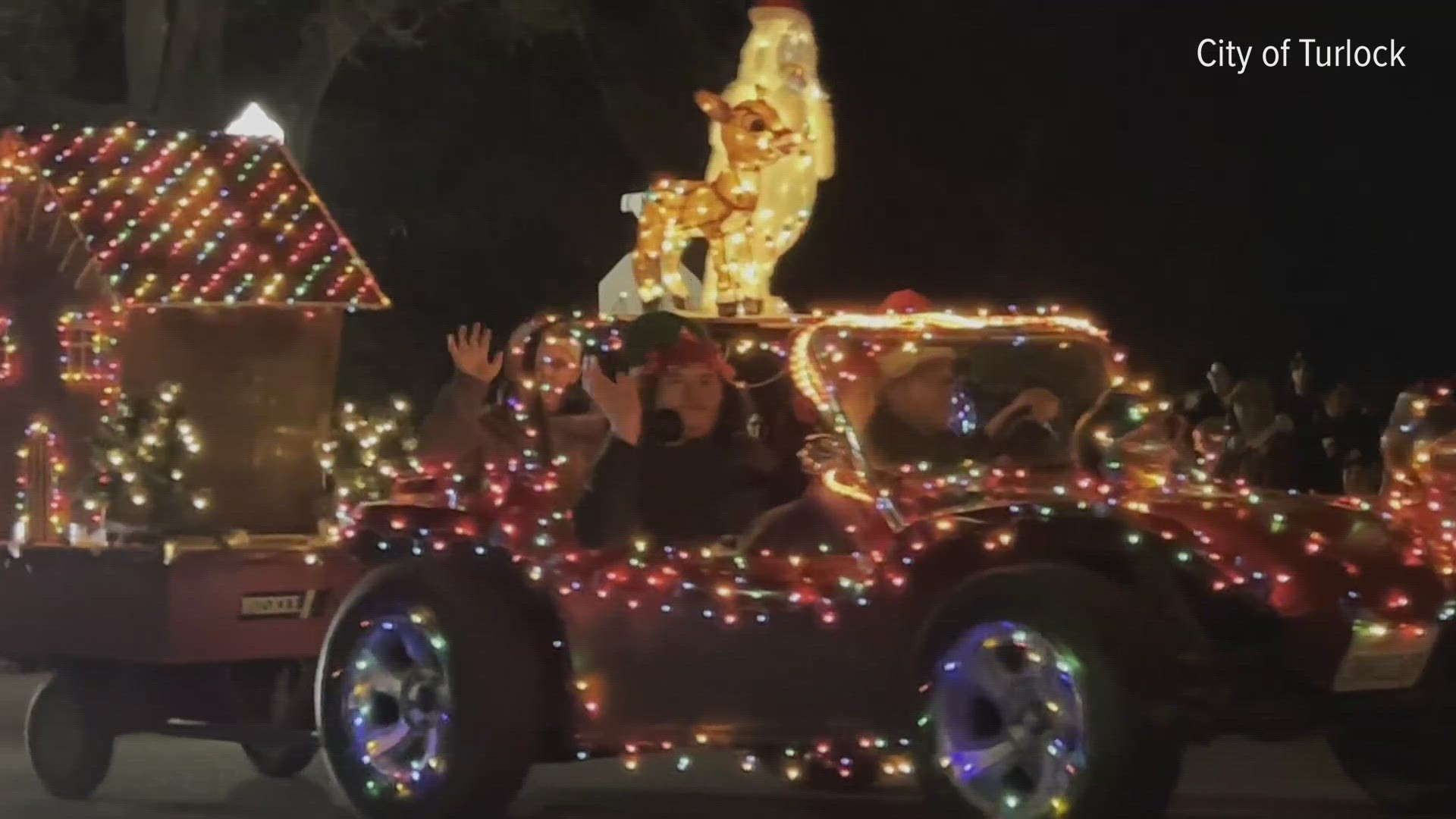 Thousands eagerly await downtown Turlock Christmas parade