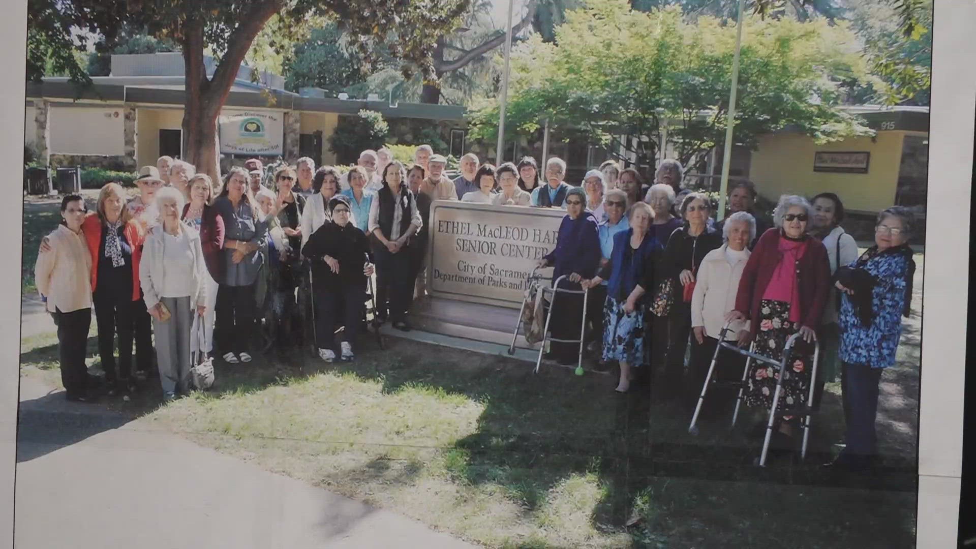 Sacramento group of seniors celebrating 25 years of sharing time together in Spanish