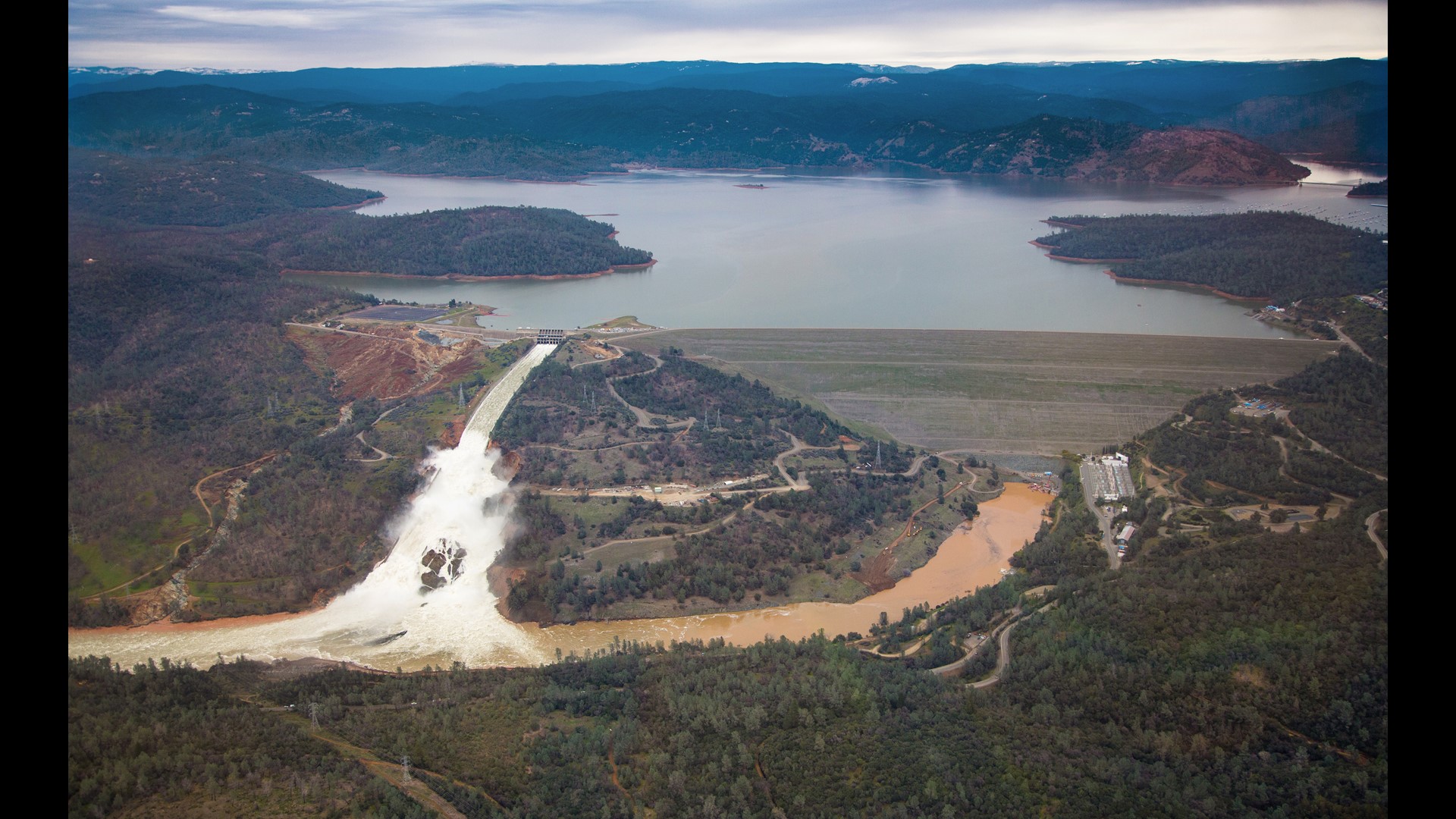 Oroville reservoir drops despite rain