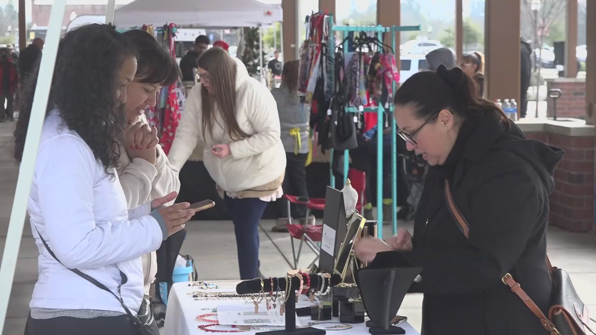 Many Elk Grove businesses are hoping to make the most of the holiday rush with Christmas only days away.