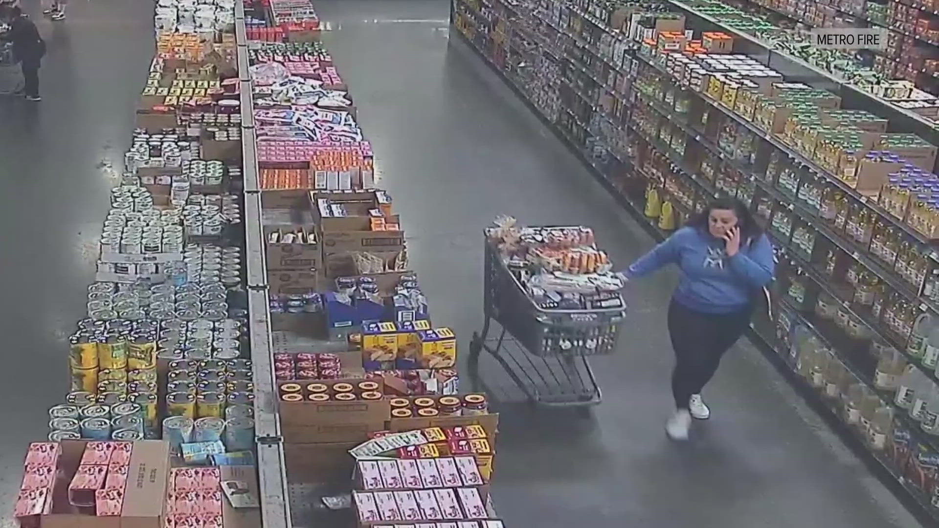 A Sacramento County fire agency is looking for two suspects who allegedly set fire to a grocery store aisle Saturday in an effort to steal merchandise.