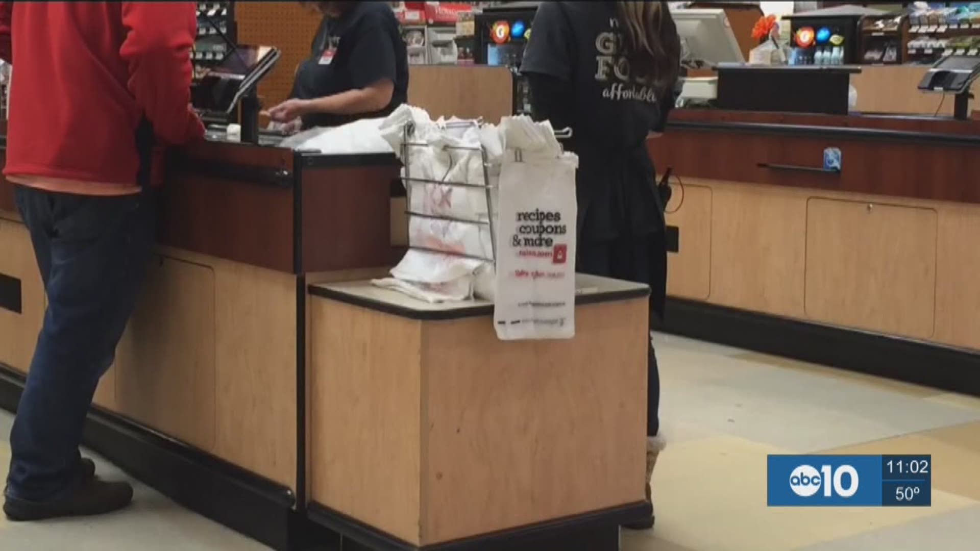 Residents react to Lincoln grocery stores still using single-use plastic bag. 