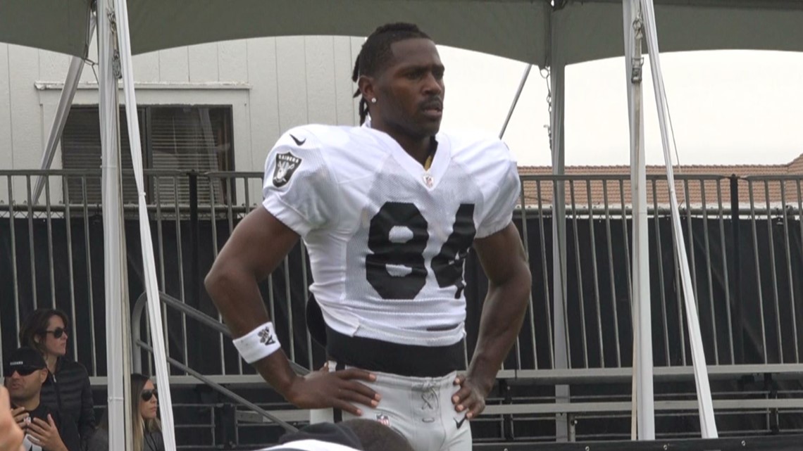 Raiders' Antonio Brown gives away gear, hugs during pregame warm-ups