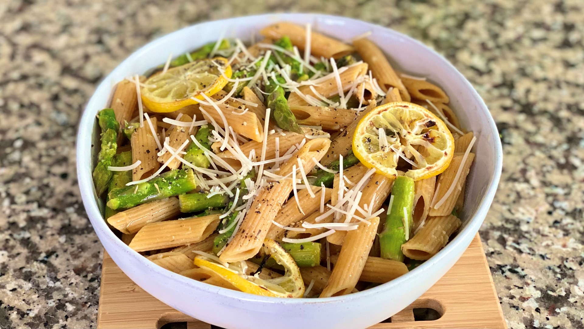 It's officially spring and that means it's time for the light and springy dishes to come back into our diets. This lemon and thyme asparagus pasta is perfect for it!