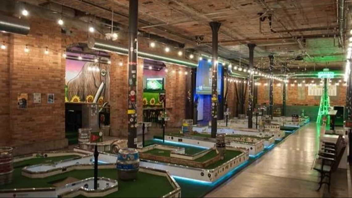 Flatstick Pub sets up with beer and mini-golf at DOCO | abc10.com