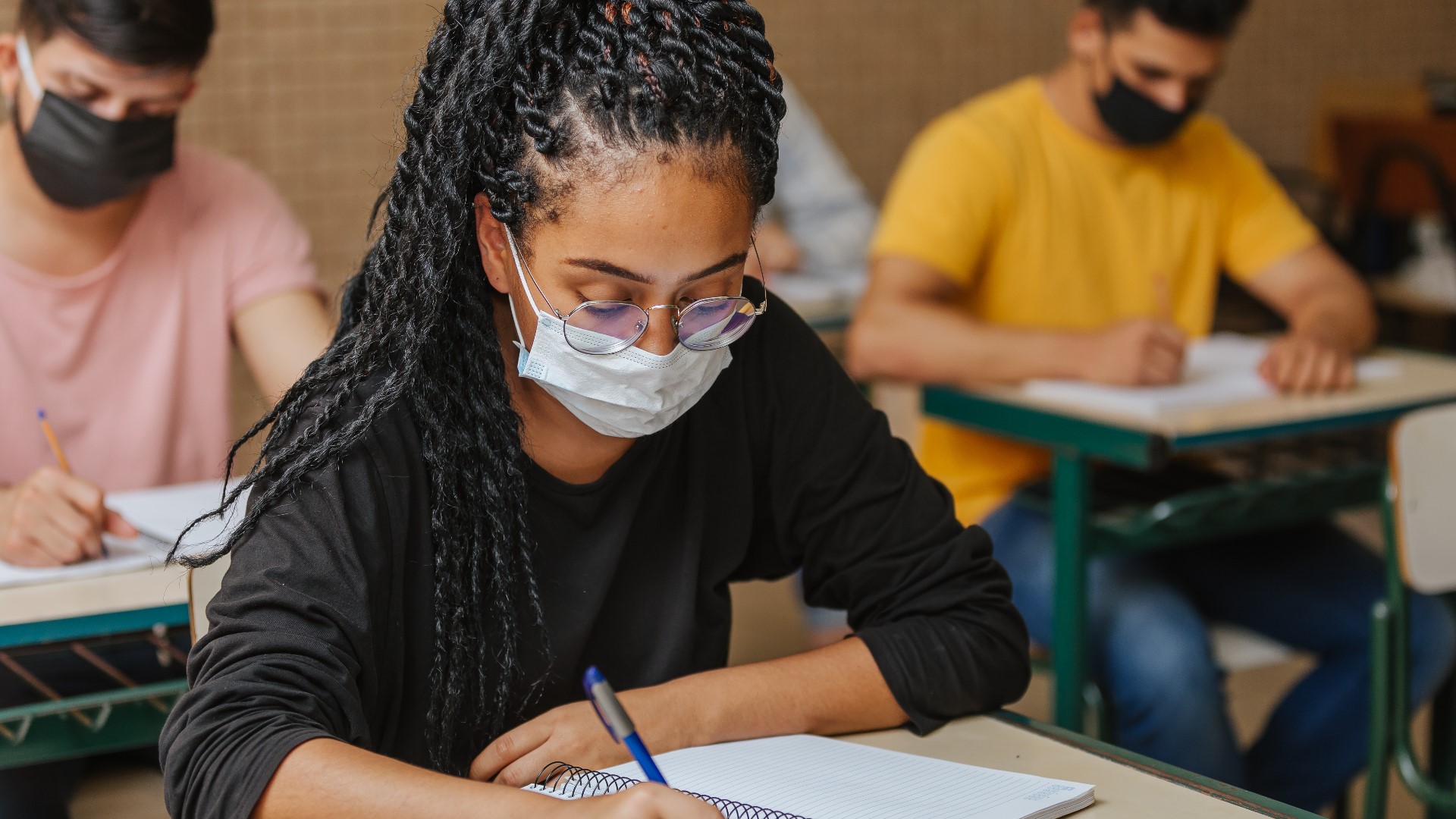 As students go back to school, a health expert shares how to make them feel more comfortable wearing masks.