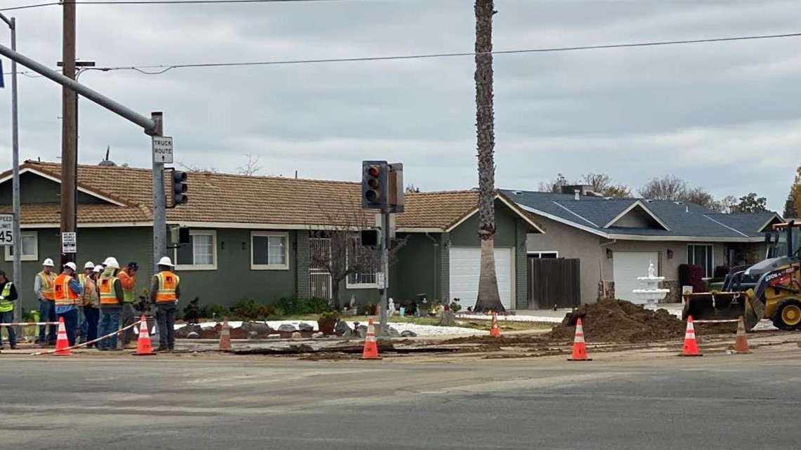 Turlock crews try to fix sinkhole at Olive, Monte Vista