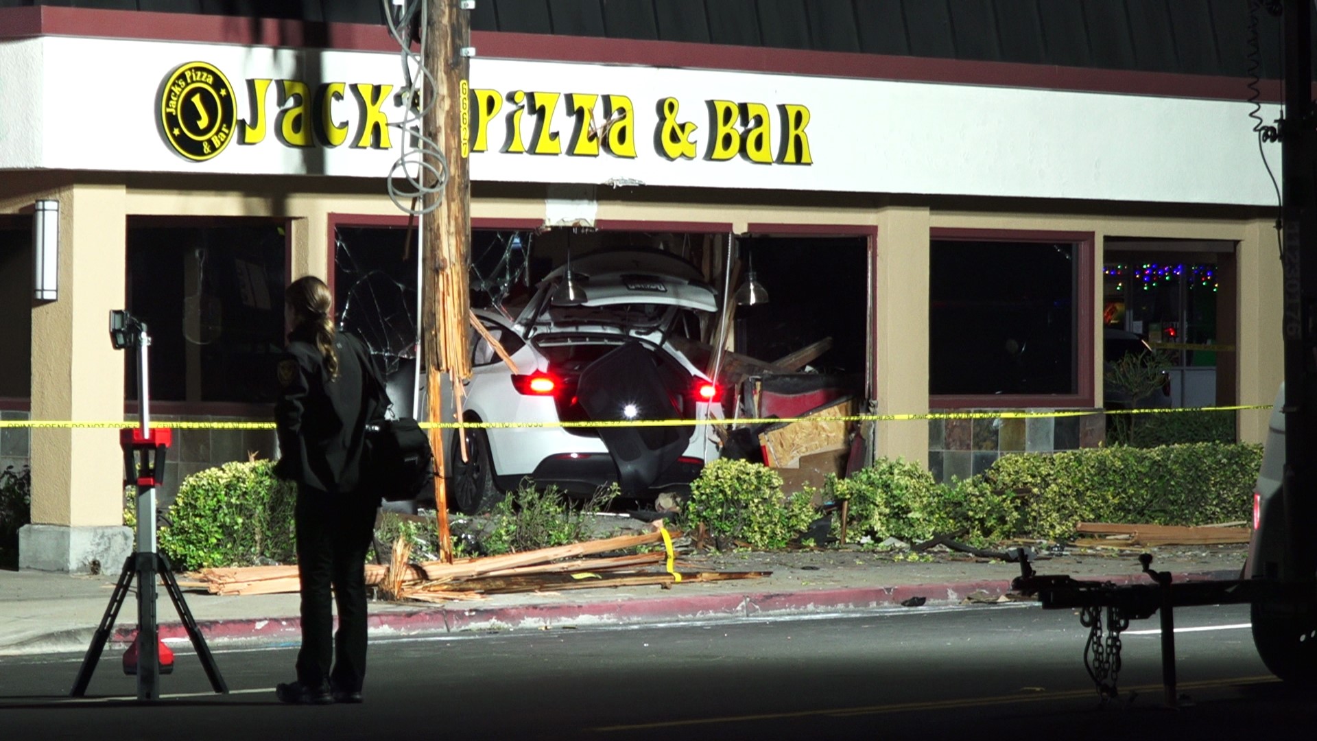 Watch Car crashes into Manteca pizza restaurant
