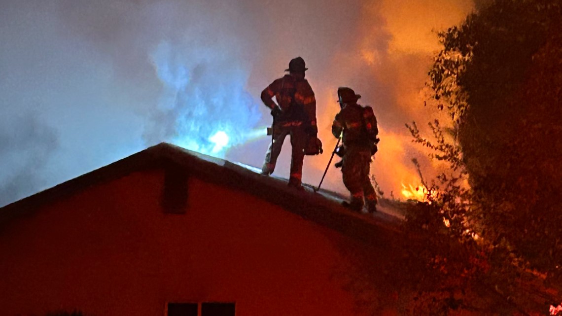 2 people injured in North Highlands house fire