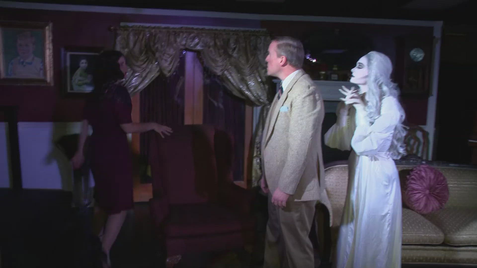 ABC10's Mark S. Allen visits the Hummingbird Theatre company to meet the cast behind the ghostly classic.