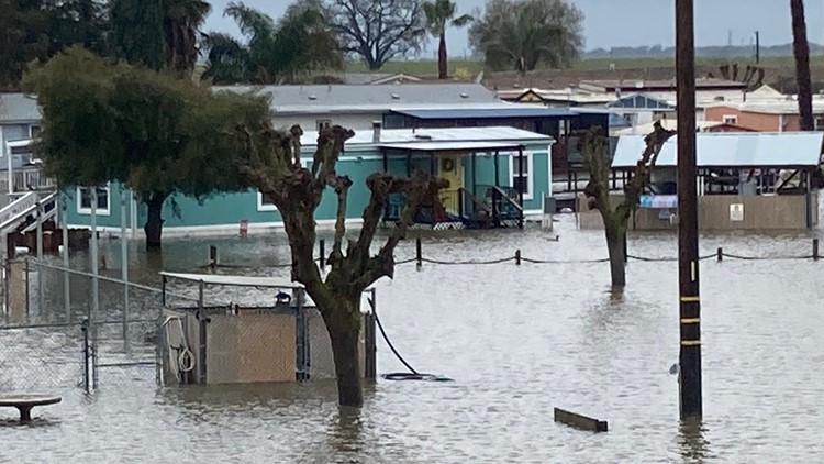 Some staying, most leaving as San Joaquin River floodwaters engulf a Lathrop mobile home park