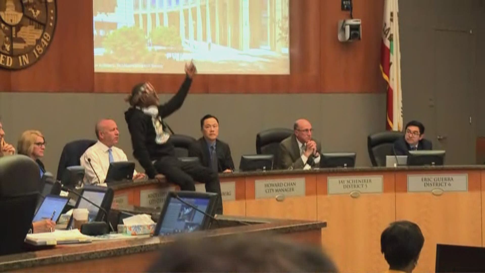 The Sacramento City Council meeting hit a recess for 15 minutes after Stephon Clark's brother, Stevante, took control of the heated discussion. Officers were then standing behind the City Council seats. (Mar. 27, 2018)