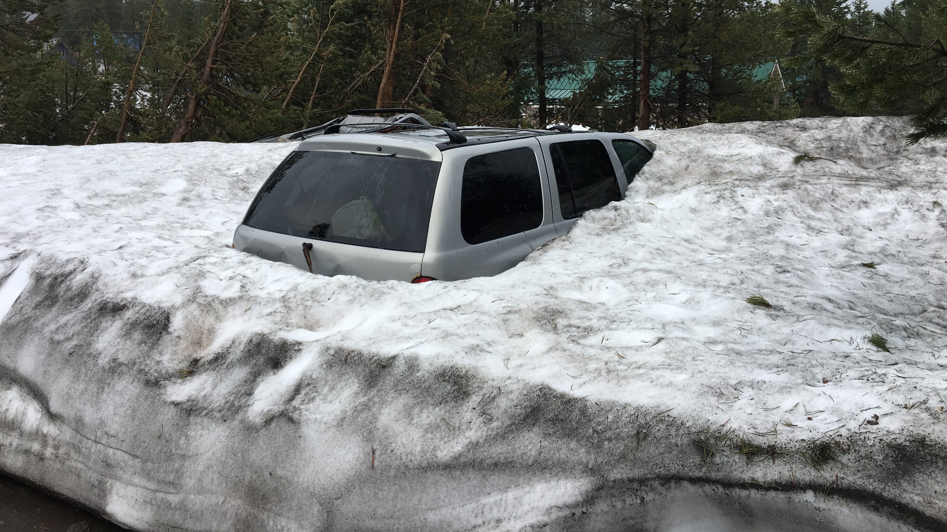 Spring snowstorm in the Sierra has Soda Springs residents on alert