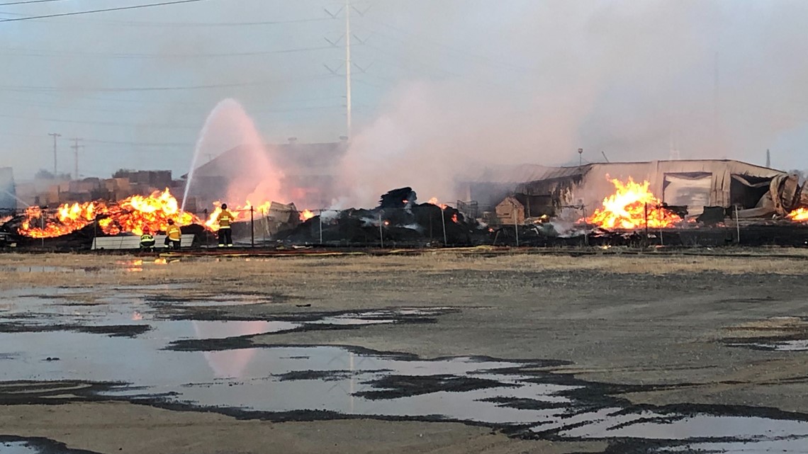 4 firefighters injured after fire engulfs warehouse buildings in South Sacramento | Update - ABC10.com KXTV