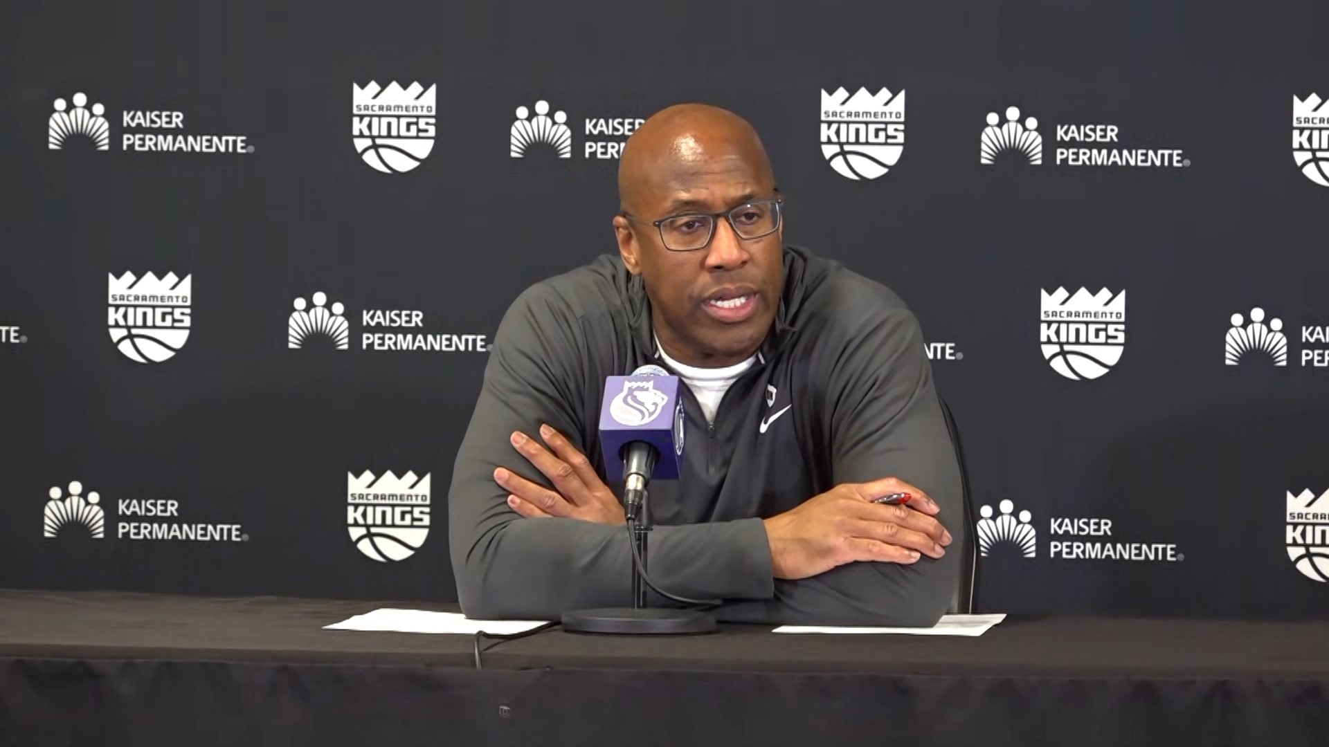 Mike Brown praises players for stepping up to close out win | Kings post-game interview