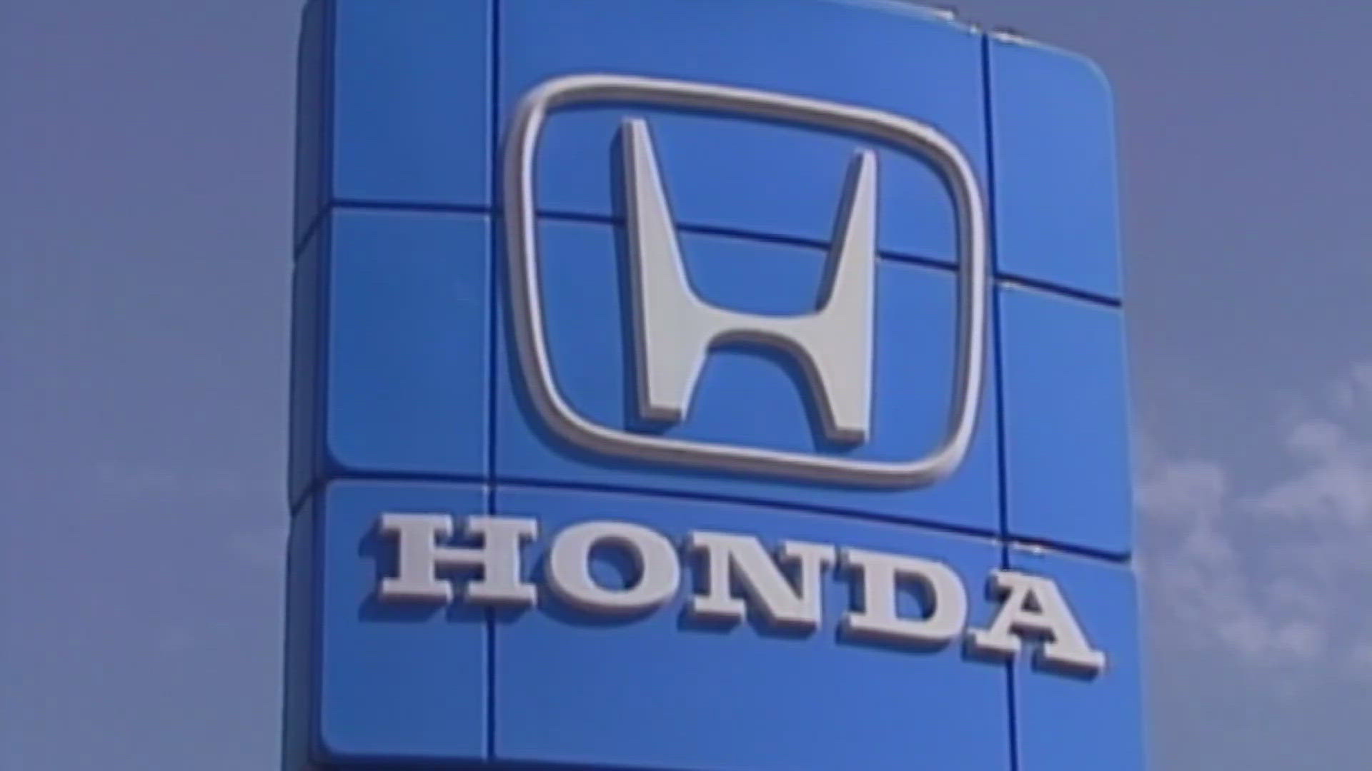 The U.S. government's highway safety agency is investigating complaints that engines can fail on as many as 1.4 million Honda and Acura vehicles. 