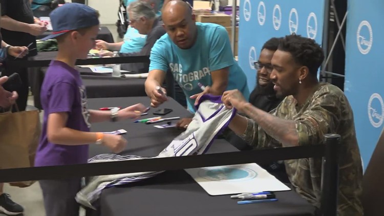 Sports fans flock to Roseville to meet, greet, get autographs from athletes