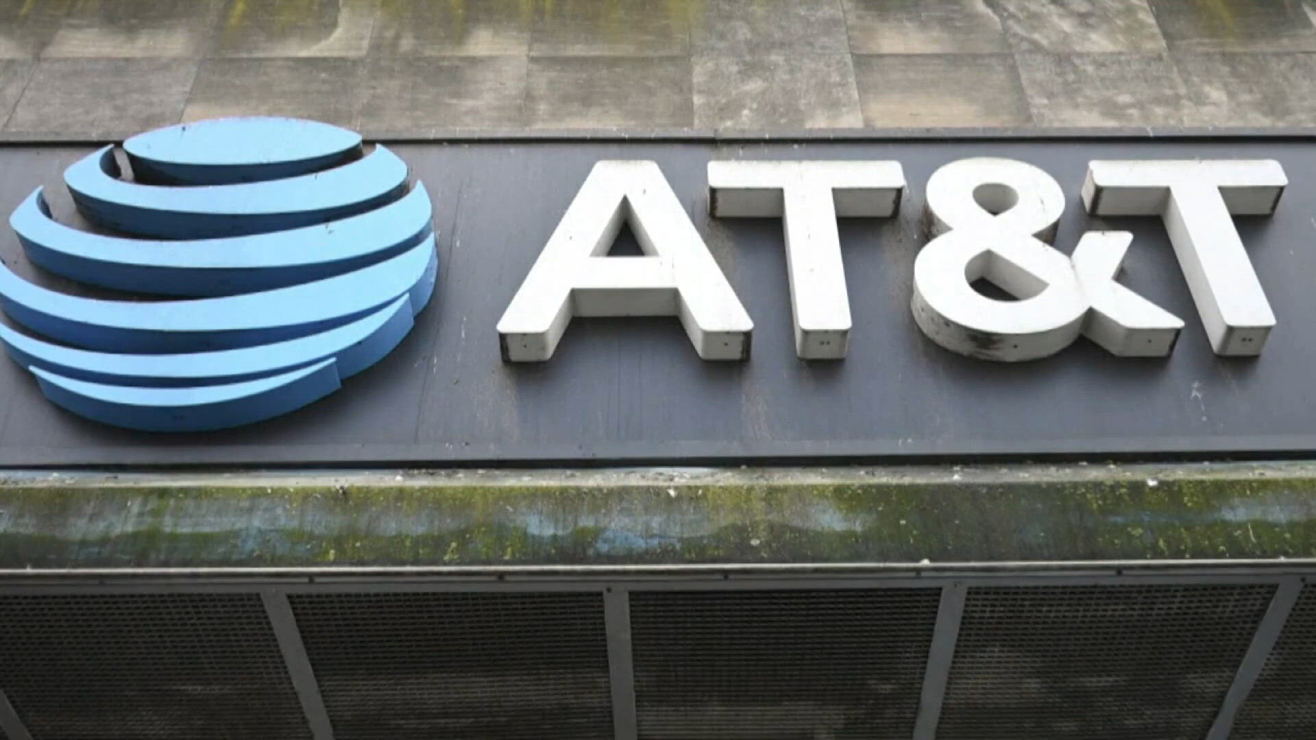 AT&T warns customers about a scam targeting new device deliveries