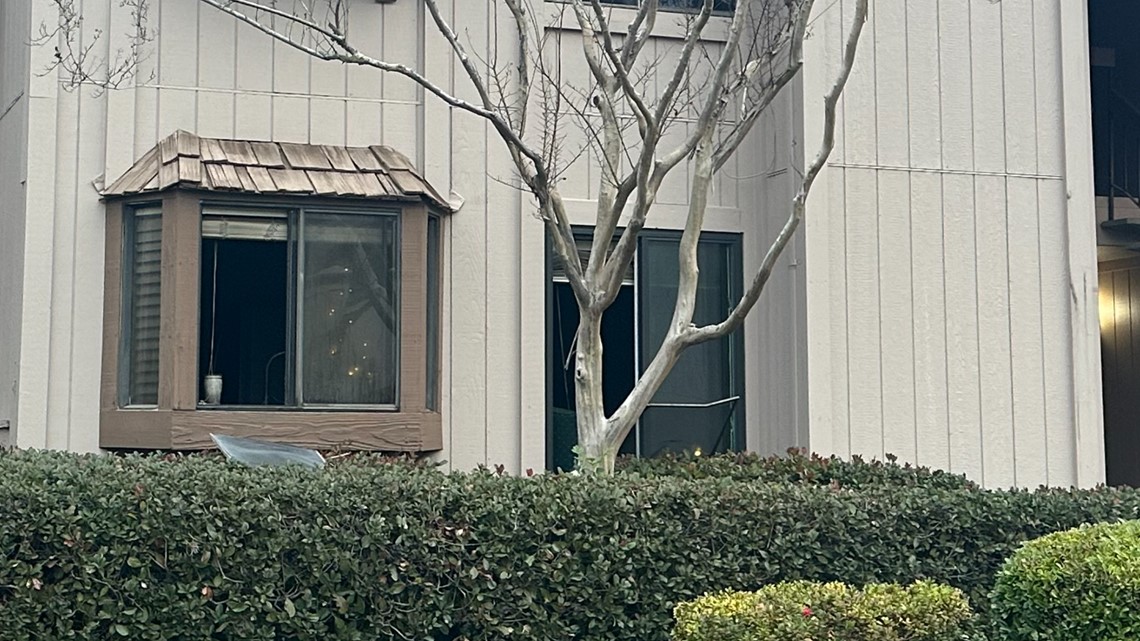 1 dead after apartment fire in Fair Oaks