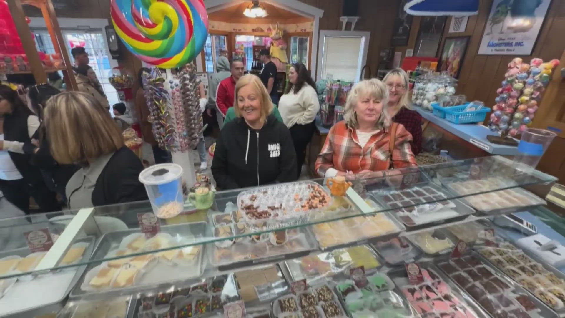 Fudge Factory Farm has handmade chocolates and 30 flavors of fudge, 27+ types of candy-coated apples, homemade jams and more.