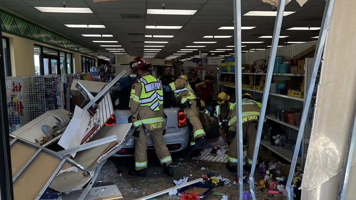 Car crashes into Auburn Dollar Tree on New Airport Road