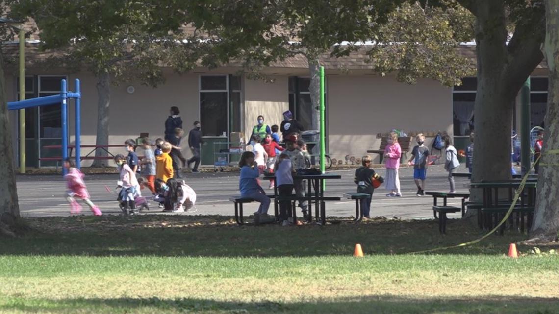 Davis students asked to eat lunch outdoors in rain - Vimarsana News