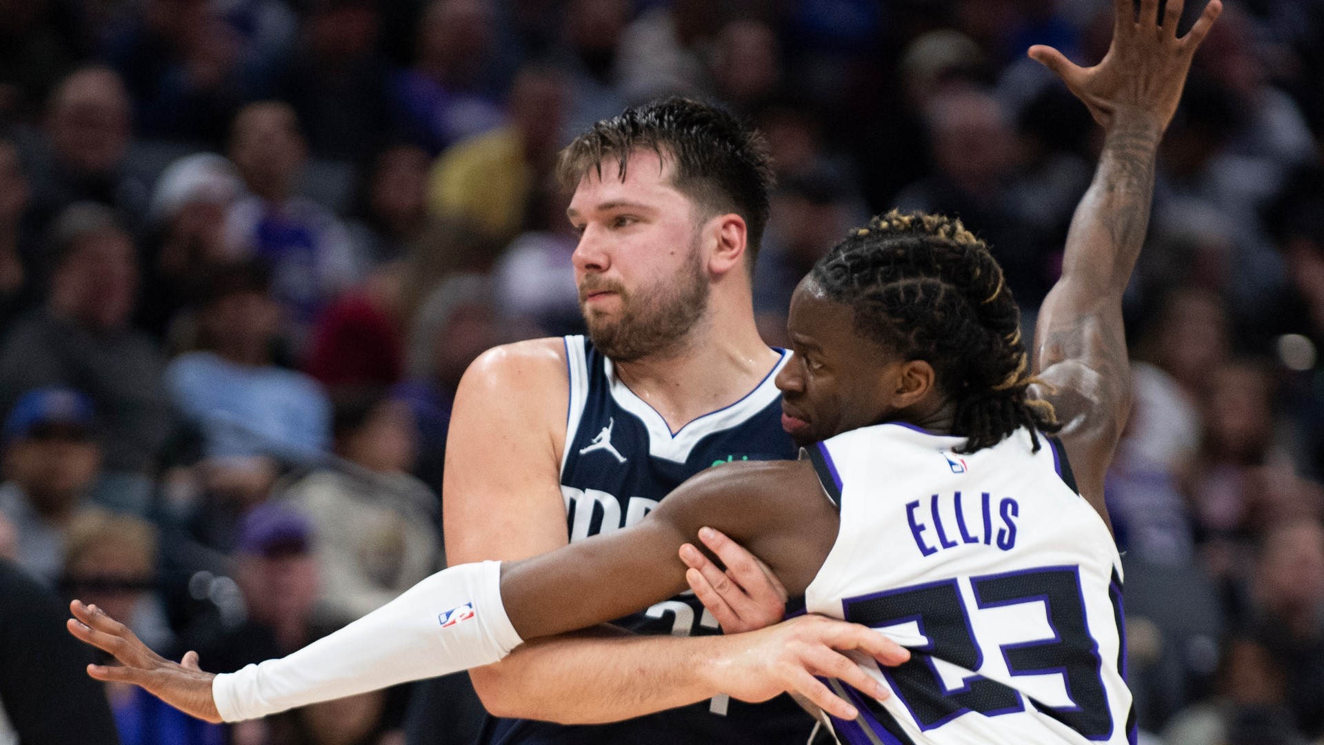 The Dallas Mavericks beat the Sacramento Kings 107-103 for their sixth straight win.