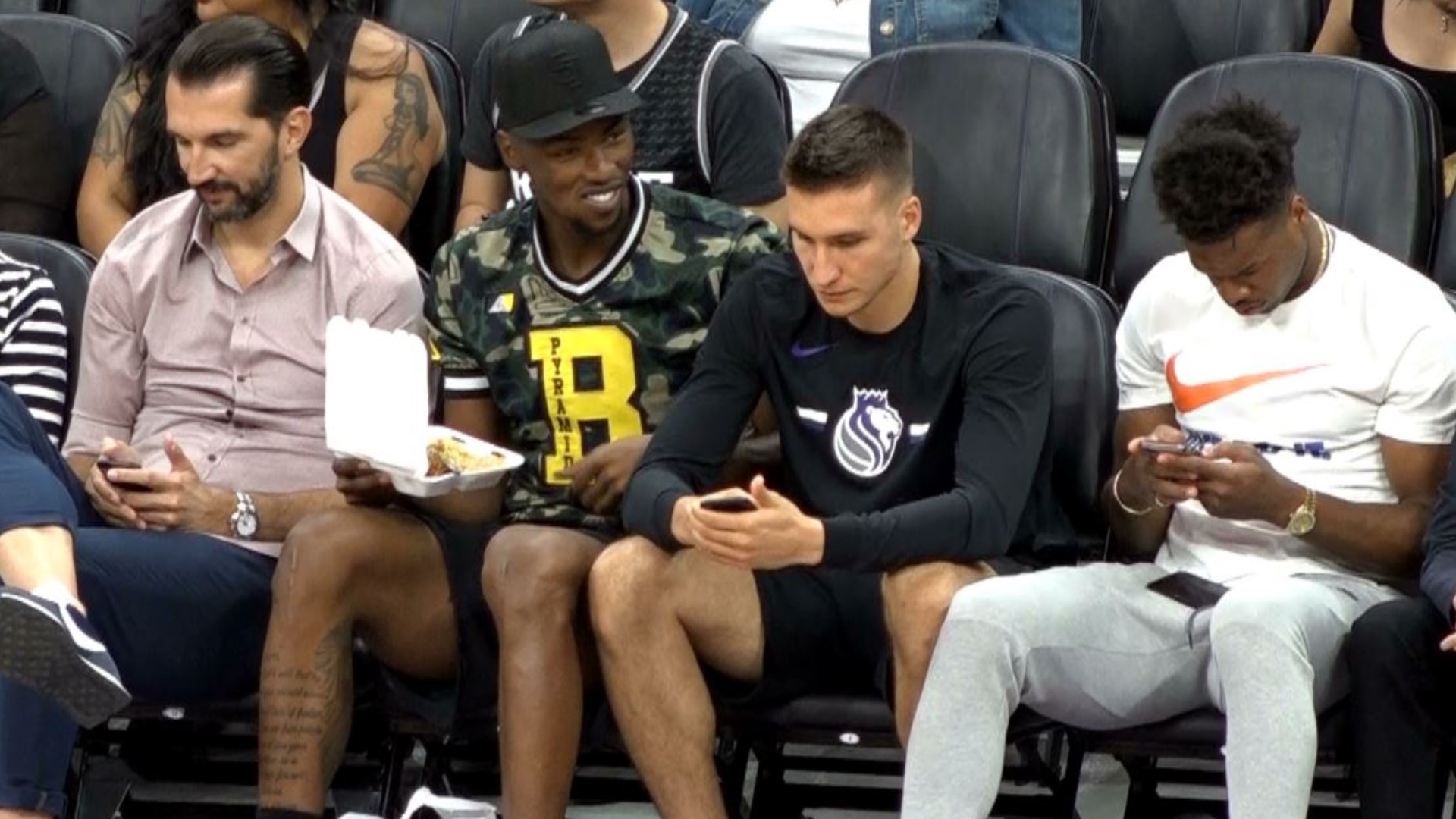 When hoops are life, but so is orange chicken. 

Harry Giles joins his Kings teammates and members of the front office, bringing Panda Express with him to his courtside seats at the California Classic NBA summer league in Sacramento.