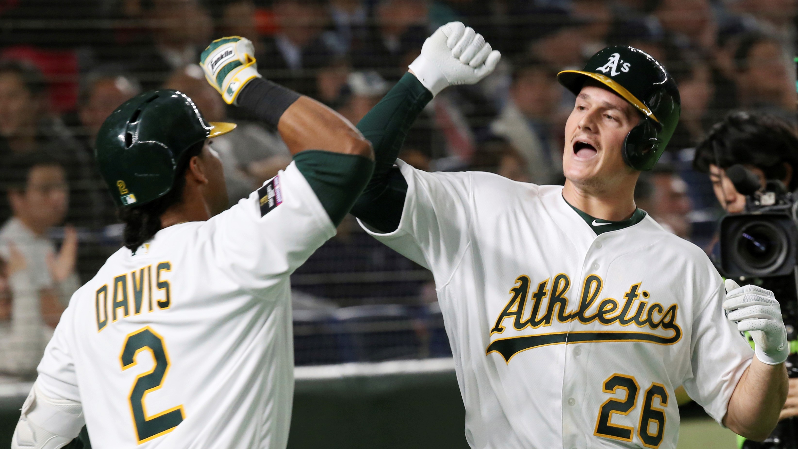 Ichiro cheered at Tokyo Dome, Mariners top A's 9-7 in opener