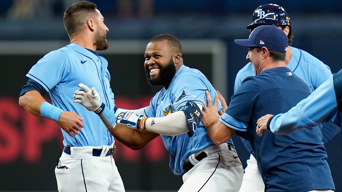 New Met Uribe hits walk-off single in 10th