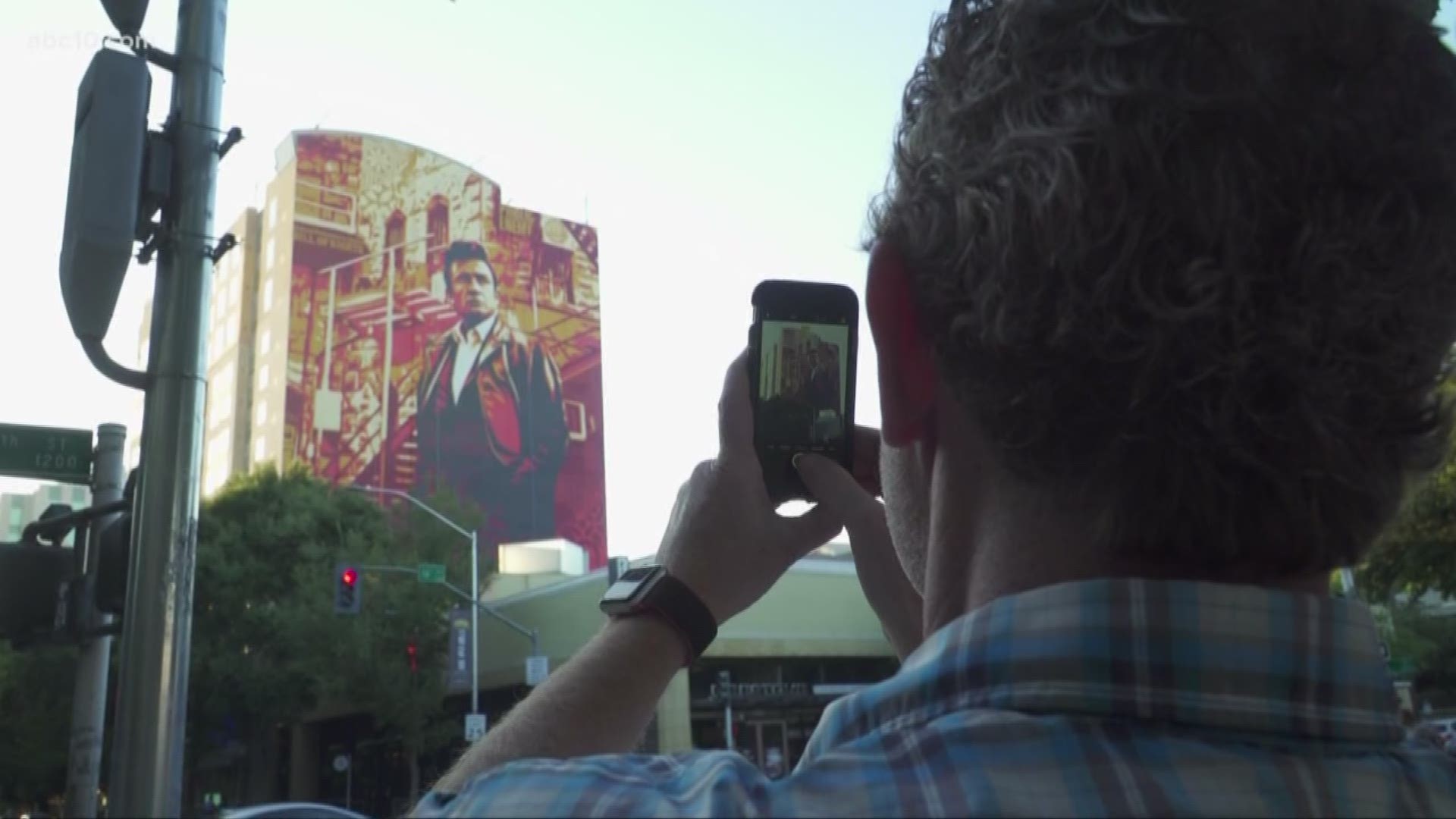 What's the meaning behind the new Johnny Cash mural in Sacramento?