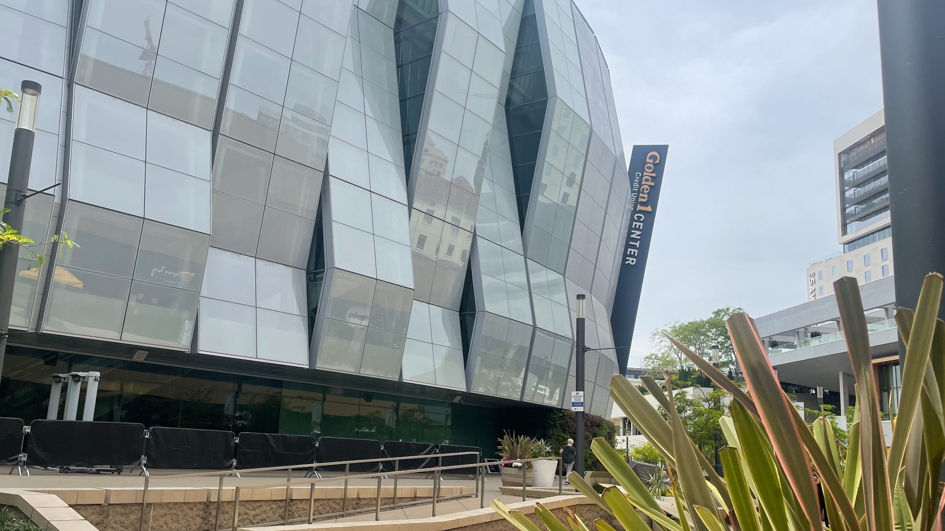 Take a quick food tour with ABC10's Devin Trubey who looks at the new offerings that await you at Golden 1 Center on game day or at special events.