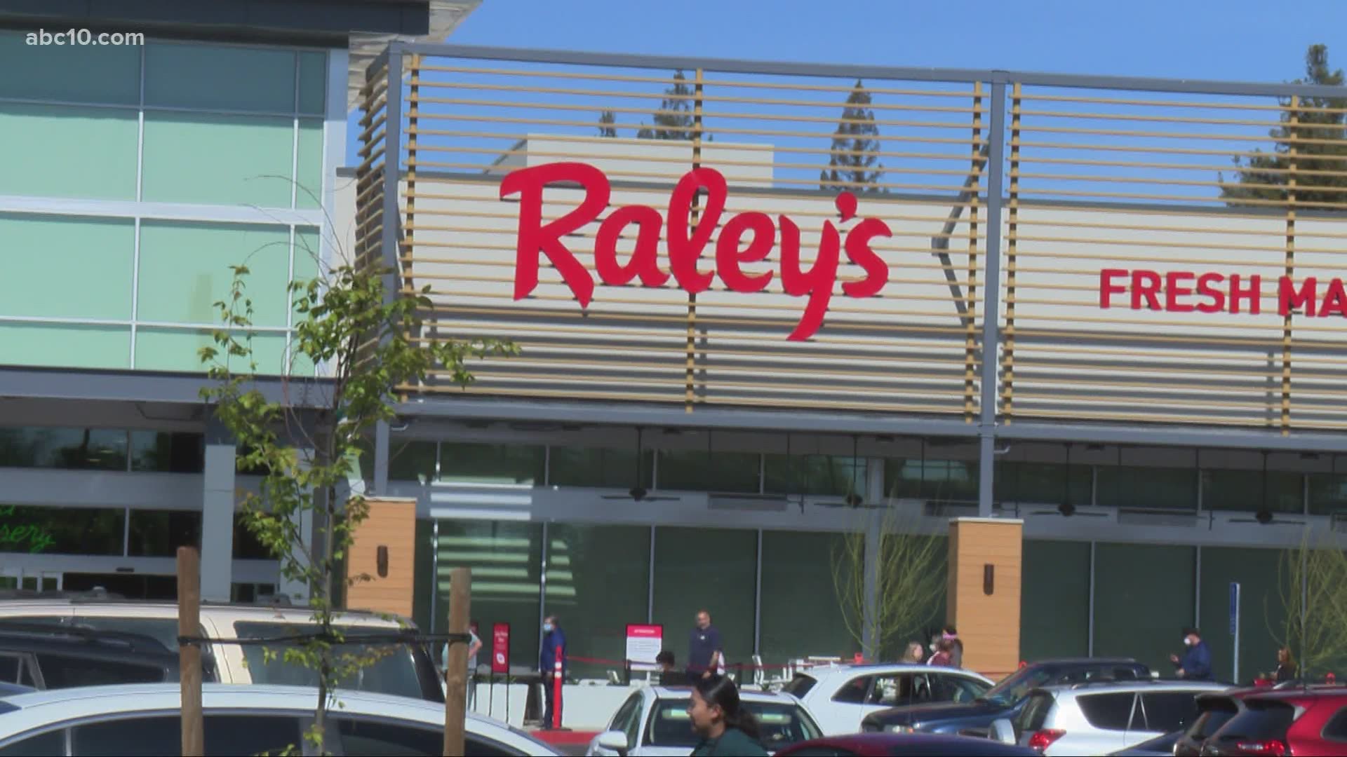 The Raley's opened in South Land Park and will replace and older store not far from the new location.