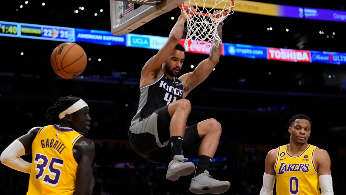 Kings roll past Spurs, extend winning streak to 4 games