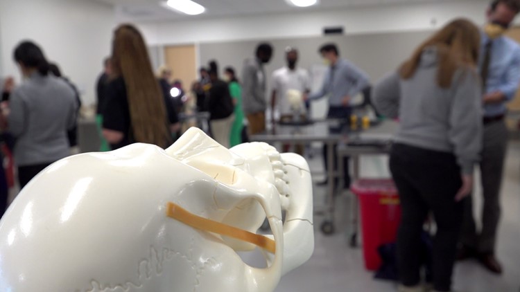 UC Davis surgeons teach Sacramento High School students surgical skills