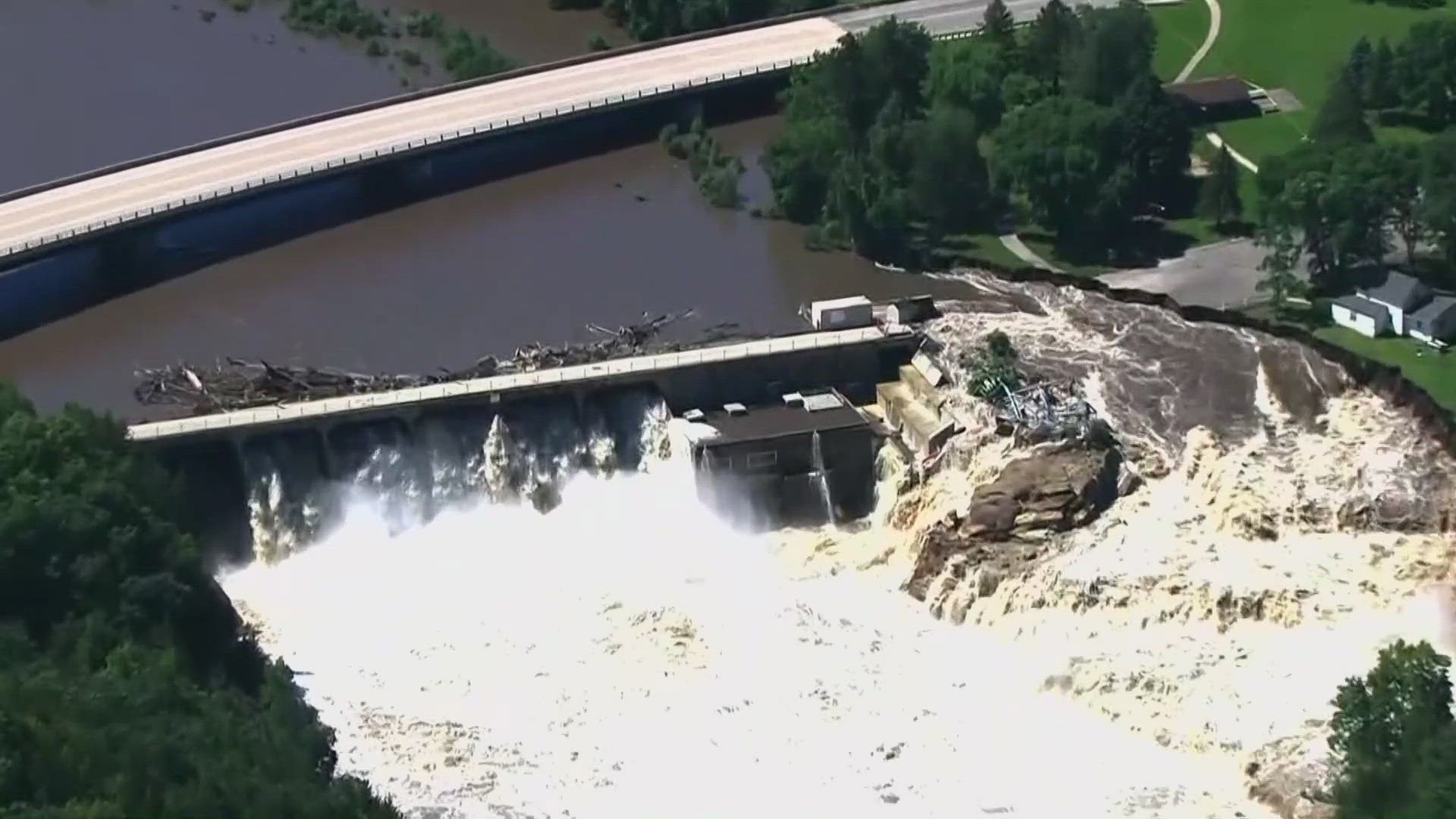 An outbuilding in Minnesota can be seen being swept away as a 'partial failure' at Rapidan Dam