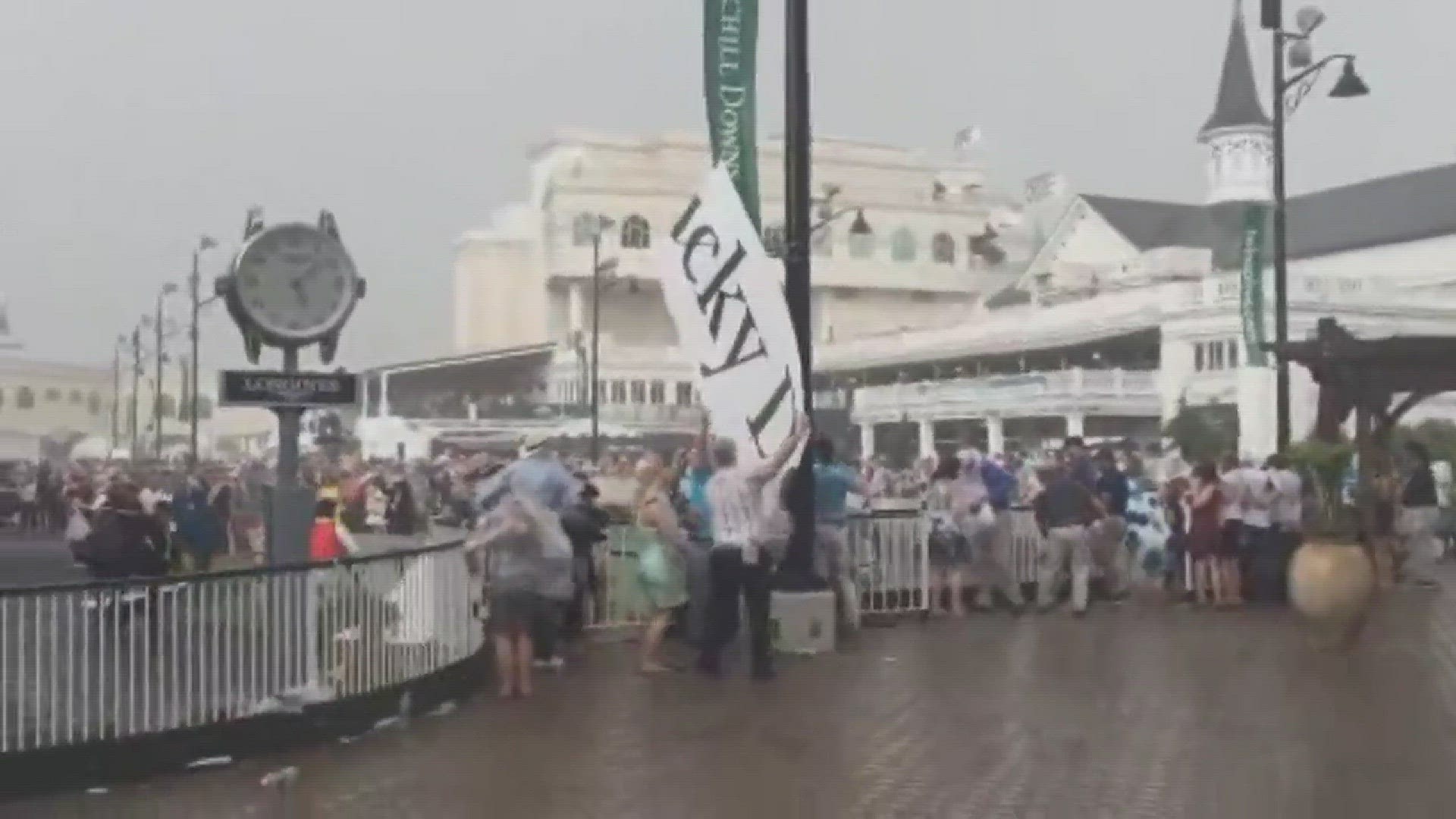 VIDEO: Sign blows off paddock at Churchill Downs during rain