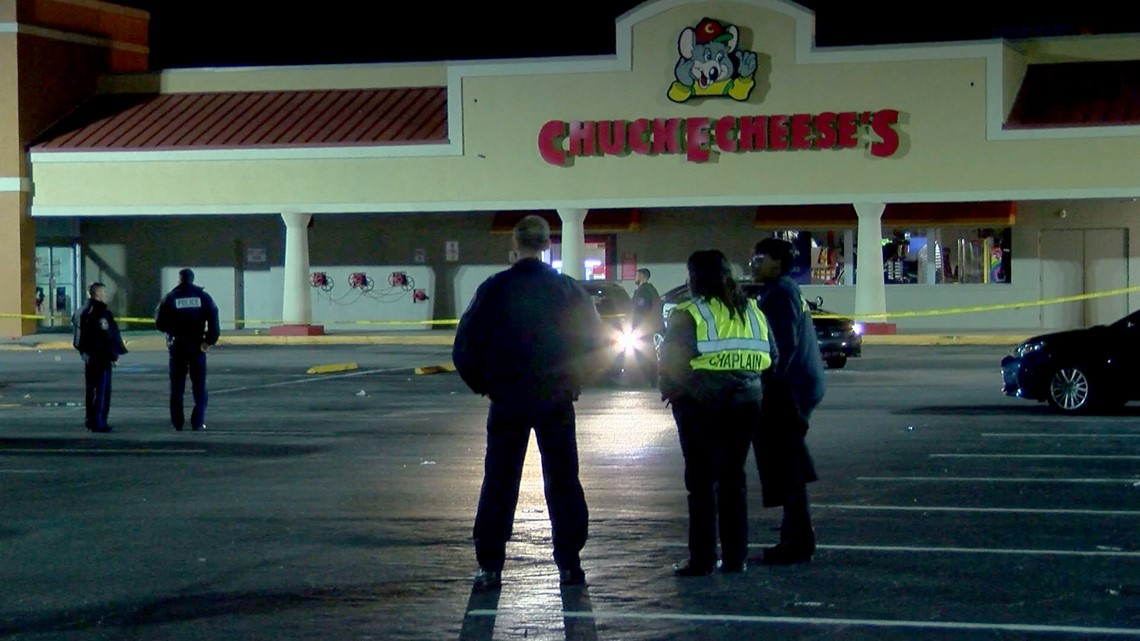 Dad shot, killed walking with his kids at Chuck E. Cheese