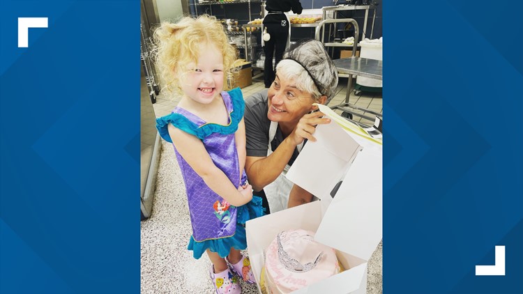 Publix employee helps 3-year-old get birthday cake after Hurricane Ian hits