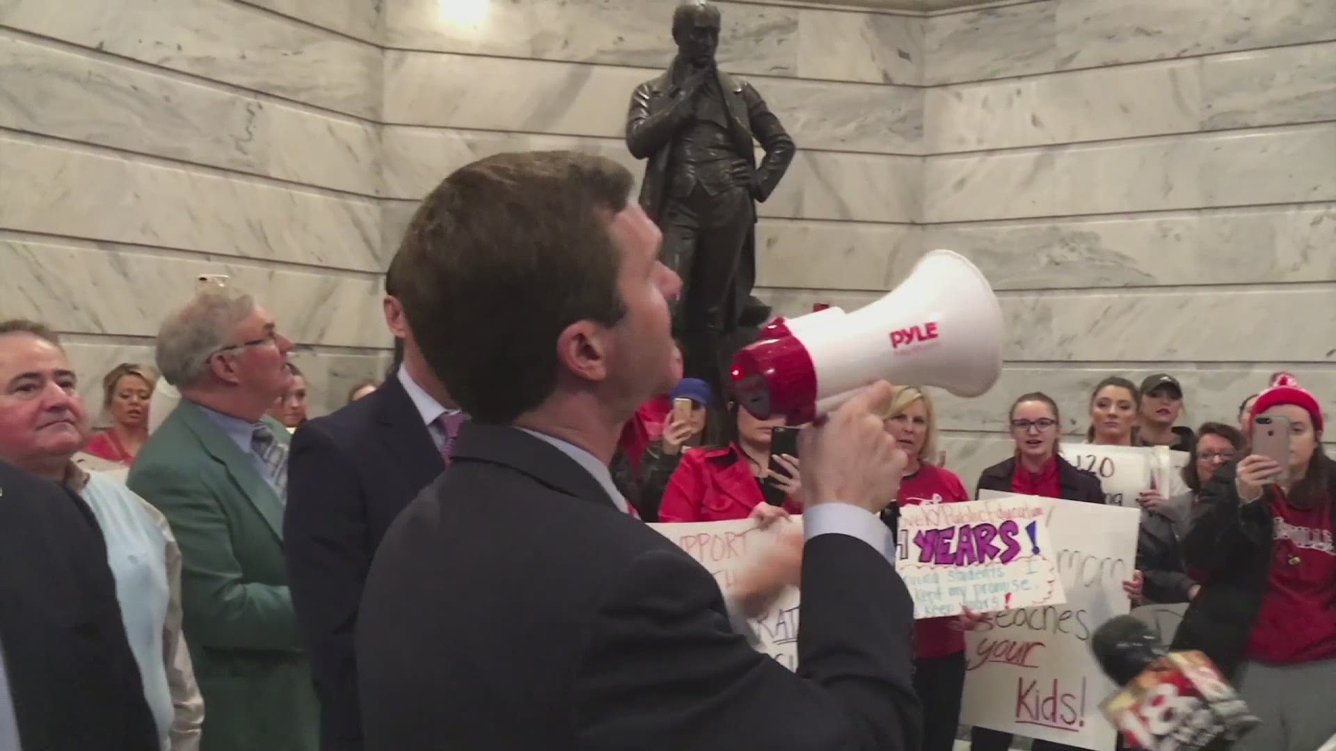 Hundreds of Kentucky teachers called in sick on Friday to protest last-minute changes to their pension system, forcing nearly two dozen districts to close while educators rallied outside of the governor's office to demand he not sign the bill. (March 30)